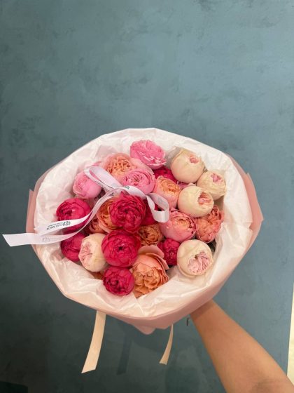 Пионовидные розы в розово-персиковой гамме